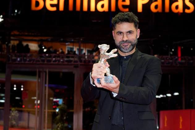 Gabriel Mascaro with the Silver Bear Grand Jury Prize for The Blue Trail at the Closing Ceremony with Award Ceremony at the Berlinale 2025 75 Berlin International Film Festival at the Berlinale Palast Berlin, 22 02 2025 Foto:xT.xBartillax xFuturexImagex closing_berlinale_5385