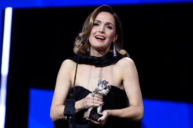 Bilder des Jahres 2025, Entertainment 02 Februar Entertainment Themen der Woche KW08 Entertainment Bilder des Tages Rose Byrne mit dem Silbernen Bär für die Beste Schauspielerische Leistung in einer Hauptrolle für If I Had Legs I™d Kick You bei der Closing Ceremony mit Preisverleihung auf der Berlinale 2025 75. Internationale Filmfestspiele Berlin im Berlinale Palast. Berlin, 22.02.2025 *** Rose Byrne with the Silver Bear for Best Acting Performance in a Leading Role for If I Had Legs I™d Kick You at the Closing Ceremony and Award Ceremony at the Berlinale 2025 75 Berlin International Film Festival at the Berlinale Palast Berlin, 22 02 2025 Foto:xN.xKubelkax xFuturexImagex closing_berlinale_5388