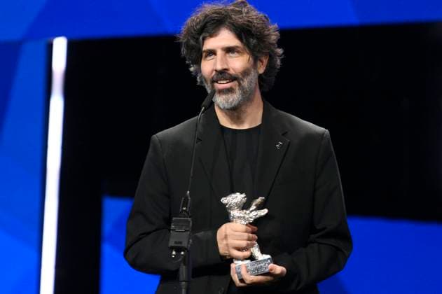 Gabriel Mascaro with the Silver Bear Grand Jury Prize for The Blue Trail at the Closing Ceremony with Award Ceremony at the Berlinale 2025 75 Berlin International Film Festival at the Berlinale Palast Berlin, 22 02 2025 Foto:xN.xKubelkax xFuturexImagex closing_berlinale_5392