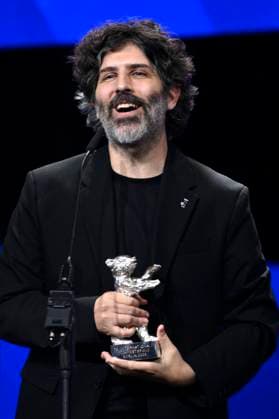 Gabriel Mascaro with the Silver Bear Grand Jury Prize for The Blue Trail at the Closing Ceremony with Award Ceremony at the Berlinale 2025 75 Berlin International Film Festival at the Berlinale Palast Berlin, 22 02 2025 Foto:xN.xKubelkax xFuturexImagex closing_berlinale_5393