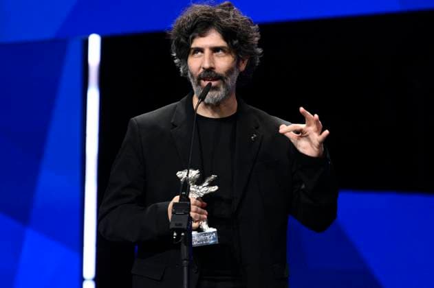 Gabriel Mascaro with the Silver Bear Grand Jury Prize for The Blue Trail at the Closing Ceremony with Award Ceremony at the Berlinale 2025 75 Berlin International Film Festival at the Berlinale Palast Berlin, 22 02 2025 Foto:xN.xKubelkax xFuturexImagex closing_berlinale_5395