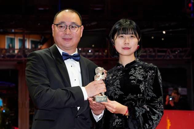 Huo Meng and Zhang Fan with the Silver Bear for Best Director for Sheng xi zhi di Living the Land at the Photocall with the award winners at the Berlinale 2025 75 Berlin International Film Festival at the Berlinale Palast Berlin, 22 02 2025 Foto:xT.xBartillax xFuturexImagex closing_berlinale_5435