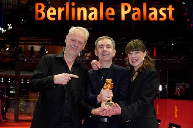 Yngve Saether, Dag Johan Haugerud and Hege Hauff Hvattum with the Golden Bear for Best Film Drommer Dreams Sex Love at the Photocall with the award winners at the Berlinale 2025 75 Berlin International Film Festival at the Berlinale Palast Berlin, 22 02 2025 Foto:xT.xBartillax xFuturexImagex closing_berlinale_5436