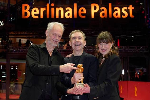 Yngve Saether, Dag Johan Haugerud and Hege Hauff Hvattum with the Golden Bear for Best Film Drommer Dreams Sex Love at the Photocall with the award winners at the Berlinale 2025 75 Berlin International Film Festival at the Berlinale Palast Berlin, 22 02 2025 Foto:xT.xBartillax xFuturexImagex closing_berlinale_5437