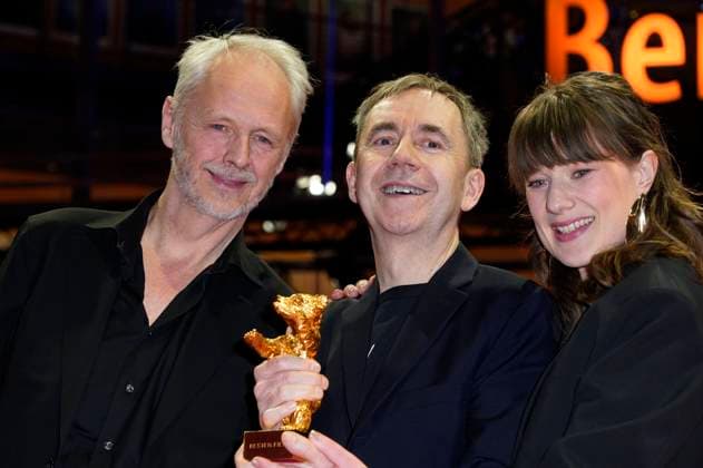 Yngve Saether, Dag Johan Haugerud and Hege Hauff Hvattum with the Golden Bear for Best Film Drommer Dreams Sex Love at the Photocall with the award winners at the Berlinale 2025 75 Berlin International Film Festival at the Berlinale Palast Berlin, 22 02 2025 Foto:xT.xBartillax xFuturexImagex closing_berlinale_5439