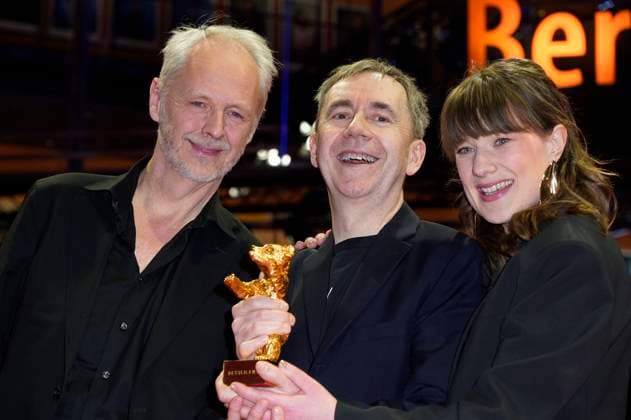 Yngve Saether, Dag Johan Haugerud and Hege Hauff Hvattum with the Golden Bear for Best Film Drommer Dreams Sex Love at the Photocall with the award winners at the Berlinale 2025 75 Berlin International Film Festival at the Berlinale Palast Berlin, 22 02 2025 Foto:xT.xBartillax xFuturexImagex closing_berlinale_5440