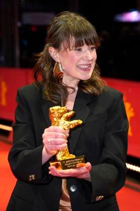 Hege Hauff Hvattum with the Golden Bear for Best Film Drommer Dreams Sex Love at the Photocall with the award winners at the Berlinale 2025 75 Berlin International Film Festival at the Berlinale Palast Berlin, 22 02 2025 Foto:xT.xBartillax xFuturexImagex closing_berlinale_5446