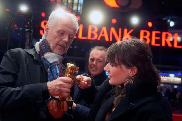 Yngve Saether and Hege Hauff Hvattum with the Golden Bear for Best Film Drommer Dreams Sex Love at the Photocall with the award winners at the Berlinale 2025 75 Berlin International Film Festival in the Berlinale Palast Berlin, 22 02 2025 Foto:xT.xBartillax xFuturexImagex closing_berlinale_5455