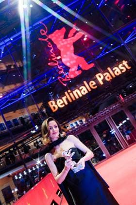 Winners Photocall after the Closing Ceremony , Berlinale Palast, Berlin, Germany Rose Byrne, winner of the Silver Bear for Best Leading Performance in the film f I Had Legs I d Kick You poses on the red carpet during the Winners Photocall after the Closing Ceremony during Berlinale (Berlin Film Festival) at Berlinale Palast, Berlin, , Germany on 22 February 2025. Picture, Credit:Julie Edwards Avalon Germany, Potsdammer Platz, Berlin, Berlinale Palast Copyright: xJuliexEdwardsx xAvalonx 0967650442