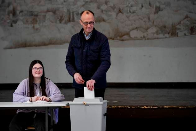 News Themen der Woche KW08 News Bilder des Tages Friedrich Merz an der Wahlurne waehrend der Stimmabgabe im Wahlbüro für die Bundestagswahl 2025, am 23. February 2025 in Arnsberg, Deutschland. (Foto von Max Maiwald DeFodi Images) +++ Friedrich Merz at the ballot box during the Voting at the polling station for the Bundestag elections on February 23, 2025 in Arnsberg, Germany. (Photo by Max Maiwald DeFodi Images) *** Friedrich Merz at the ballot box during the Voting at the polling station for the Bundestag elections on February 23, 2025 in Arnsberg, Germany Photo by Max Maiwald DeFodi Images Friedrich Merz at the ballot box during the Voting at the polling station for the Bundestag elections on February 23, 2025 in Arnsberg, Germany Photo by Max Maiwald DeFodi Images