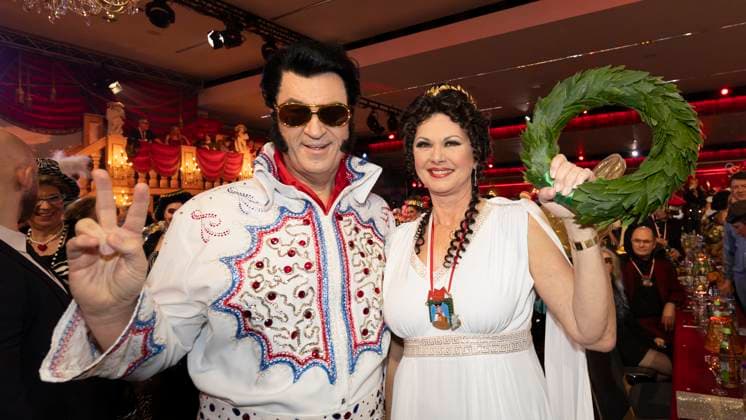 Fastnacht in Franken 2025 am 21.02.2025 in den Mainfrankensäle Veitshöchheim Bild: Markus Söder (Ministerpräsident des Freistaates Bayern) als Elvis und Ilse Aigner (Präsidentin des Bayerischen Landtags) als Siegesgöttin Nike *** Fastnacht in Franken 2025 on 21 February 2025 in the Mainfrankensäle Veitshöchheim Picture Markus Söder Prime Minister of the Free State of Bavaria as Elvis and Ilse Aigner President of the Bavarian State Parliament as Nike, the goddess of victory Copyright: HMBxMedia xHeikoxBecker