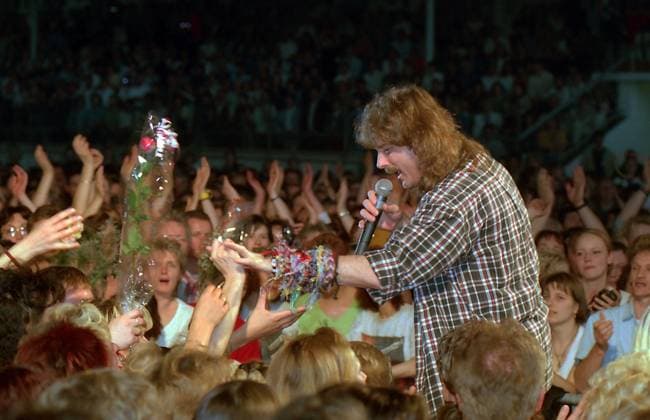 Wolfgang Petry 26.04.1998, Chemnitz, Eisportkomplex Eissporthalle, Leipziger Straße, Konzert von Wolfgang Petry, 7000 Fans feierten Petry. Sachsen BRD *** Wolfgang Petry 26 04 1998, Chemnitz, Eisportkomplex Eissporthalle, Leipziger Straße, concert by Wolfgang Petry, 7000 fans celebrated Petry Sachsen BRD