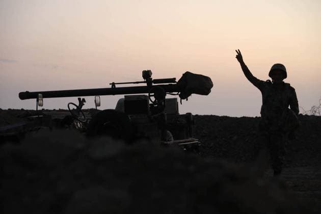 News Bilder des Tages February 23, 2025, Makran, Iran: An Iranian soldier of the Islamic Republic of Iran Army engages in the main phase of the joint Zolfaghar 1403 military drills along the Makran coastlines, in the Sea of Oman, and the northern Indian Ocean. Iran s Army has launched large-scale drills, deploying ground forces, armored units, defense systems, and naval forces. The exercises aim to strengthen defense capabilities, enhance deterrence, and test new tactics, advanced weaponry, and cyber-electronic warfare. Army aviation also plays a key role, with Cobra and other helicopters conducting operations along the Makran coast to improve pilot skills and military readiness. Makran Iran - ZUMAi98_ 20250223_zih_i98_001 Copyright: xIranianxArmyxOfficex