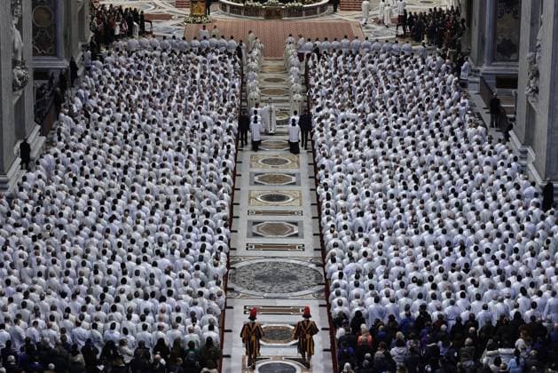 Bilder des Jahres 2025, News 02 Februar News Themen der Woche KW08 News Bilder des Tages February 23, 2025 - Vatican City. Archbishop RINA FISICHELLA celebrates Holy Mass on the occasion of the Jubilee of Deacons in St. Peter s Basilica at the Vatican. EvandroInetti_via ZUMA Wire Vatican City State - ZUMAi15_ 20250223_zaf_i15_003 Copyright: xEvandroxInettix