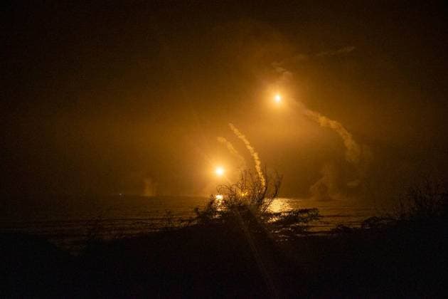 February 23, 2025, Makran, Iran: The Islamic Republic of Iran Army engages in the main phase of the joint Zolfaghar 1403 military drills along the Makran coastlines, in the Sea of Oman, and the northern Indian Ocean. Iran s Army has launched large-scale drills, deploying ground forces, armored units, defense systems, and naval forces. The exercises aim to strengthen defense capabilities, enhance deterrence, and test new tactics, advanced weaponry, and cyber-electronic warfare. Army aviation also plays a key role, with Cobra and other helicopters conducting operations along the Makran coast to improve pilot skills and military readiness. Makran Iran - ZUMAi98_ 20250223_zih_i98_006 Copyright: xIranianxArmyxOfficex