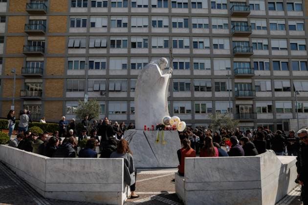 Bilder des Jahres 2025, News 02 Februar News Themen der Woche KW08 News Bilder des Tages February 23, 2025, Roma, Italia: People pray under the statue of late Pope John Paul II outside Agostino Gemelli Hospital where Pope Francis is hospitalized to continues his treatments for bilateral pneumonia, in Rome, Italy, 23 February 2025. ANSA GIUSEPPE LAMI Roma Italia  - ZUMAa110 20250223_zaf_a110_006 Copyright: xGiuseppexLamix
