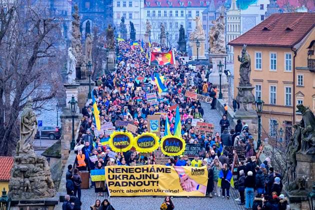Bilder des Jahres 2025, News 02 Februar News Themen der Woche KW08 News Bilder des Tages Rally Together for Ukraine, convened by Memory of the Nation, People in Need, Million Chvilek pro demokracii, Thanks We Can and the European Congress of Ukrainians, commemorating three years since the Russian attack on Ukraine in Prague, Czech Republic, February 23, 2025. (CTKxPhoto VitxSimanek) CTKPhotoP2025022306032  CTKPhotoP2025022306032
