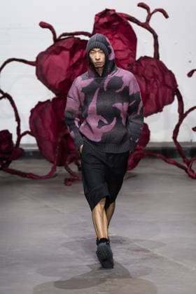 Chet Lo AW25 Show At London Fashion Week LONDON, UNITED KINGDOM - FEBRUARY 23, 2025: A model walks the runway during Chet Lo Autumn Winter 2025 show at London Fashion Week in London, United Kingdom on February 23, 2025. London Greater London United Kingdom  Copyright: xWIktorxSzymanowiczx originalFilename: szymanowicz-chetloaw250223_np3fC.jpg