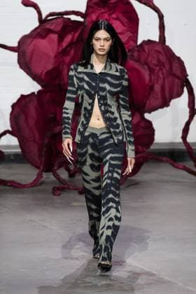 Chet Lo AW25 Show At London Fashion Week LONDON, UNITED KINGDOM - FEBRUARY 23, 2025: A model walks the runway during Chet Lo Autumn Winter 2025 show at London Fashion Week in London, United Kingdom on February 23, 2025. London Greater London United Kingdom  Copyright: xWIktorxSzymanowiczx originalFilename: szymanowicz-chetloaw250223_npOJO.jpg