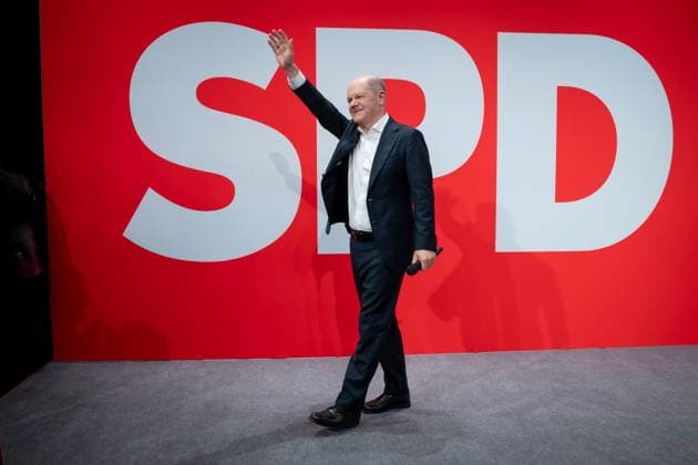 Bilder des Jahres 2025, News 02 Februar News Themen der Woche KW08 News Bilder des Tages SPD Wahlparty zur Bundestagswahl 2025 Bundeskanzler Olaf Scholz winkt seinen Anhaengern als dankeschoen fuer die Unterstuetzung im Wahlkampf auf der Buehne der Wahlparty der SPD zur Bundestagswahl 2025, Berlin , 23.02.2025 Berlin Berlin Deutschland *** SPD election party for the 2025 federal election Chancellor Olaf Scholz waves to his supporters as a thank you for their support in the election campaign on the stage of the SPD election party for the 2025 federal election, Berlin , 23 02 2025 Berlin Berlin Germany