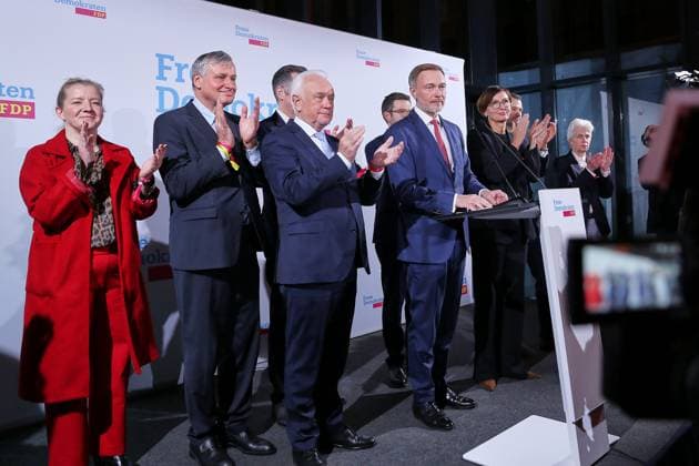 Berlin, Deutschland, 23.02.2025: Hans-Dietrich-Genscher-Haus: Bundestagswahl 2025: (L-R): FDP-Spitzenpolitiker am Wahlabend, unter anderem mit Wolfgang Kubicki, dahinter verdeckt Christian Dürr, Marco Buschmann, Christian Lindner, Bettina Stark-Watzinger, Johannes Vogel und Marie-Agnes Strack-Zimmermann am Wahlabend *** Berlin, Germany, 23 02 2025 Hans Dietrich Genscher House Bundestag election 2025 L R FDP top politicians on election night, including Wolfgang Kubicki, behind them Christian Dürr, Marco Buschmann, Christian Lindner, Bettina Stark Watzinger, Johannes Vogel and Marie Agnes Strack Zimmermann on election night Copyright: xdtsxNachrichtenagenturx dts_60853