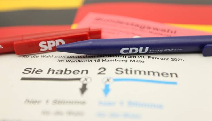 Kugelschreiber der Parteien CDU und SPD liegen auf einem Stimmzettel zur Deutschen Bundestagswahl. Nach aktuellem Stand deutet vieles auf die Bildung einer großen Koalition hin. Symbolbild Symbolfoto. Schnelsen Hamburg *** Pens of the CDU and SPD parties lie on a ballot paper for the German general election As things stand, there are many indications that a grand coalition will be formed Symbolic image Symbolic photo Schnelsen Hamburg