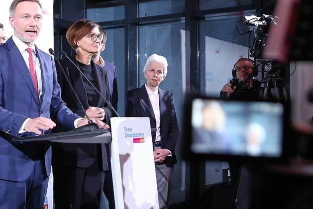 Berlin, Deutschland, 23.02.2025: Hans-Dietrich-Genscher-Haus: Bundestagswahl 2025: Marie-Agnes Strack-Zimmermann steht am Wahlabend auf der Bühne am Rand neben anderen FDP-Spitzenpolitiker, u.a. Christian Lindner, Bettina Stark-Watzinger, Johannes Vogel Copyright: xdtsxNachrichtenagenturx dts_60868