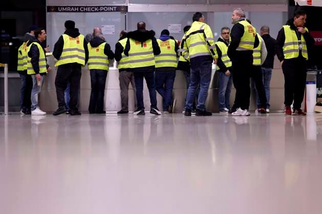 Bilder des Jahres 2025, News 02 Februar News Themen der Woche KW08 News Bilder des Tages Tarifstreit im öffentlichen Dienst: Die Warnstreik-Welle des öffentlichen Dienstes trifft erstmals in NRW die Flughäfen Düsseldorf und Köln Bonn. Am Köln Bonner Flughafen hat ein eintägiger Warnstreik der Gewerkschaft Verdis begonnen. Streikende stehen mit Westen, auf denen steht zusammen geht mehr im Terminal und protestieren für faire Löhne. Köln, 23.02.2025 NRW Deutschland *** Wage dispute in the public sector The wave of warning strikes in the public sector hits Düsseldorf and Cologne Bonn airports for the first time in NRW A one-day warning strike by the Verdis union has begun at Cologne Bonn Airport Strikers stand in the terminal with vests that say together goes more and protest for fair wages Cologne, 23 02 2025 NRW Germ Copyright: xChristophxHardtx