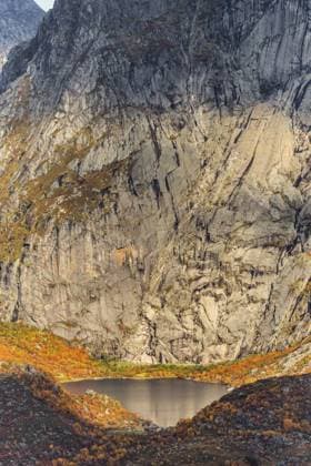 Creative Highlights World Sunlit zerklüfteten Klippen mit spärlichen Herbst Strauchwerk in einer bergigen Gegend, Berge, Felsen, Straße, Meer, Ozean, Wasser, Natur, couds, Dorf, Lofoten Inseln, Norwegen, Norge, Europa Sunlit rugged cliffs with sparse autumn shrubbery in a mountainous area, mountains, rocks, road, sea, ocean, water, nature, couds, vilage, Lofoten Islands, Norway, Norge, Europe Copyright: imageBROKER dfeens ibxkrm12745496.jpg