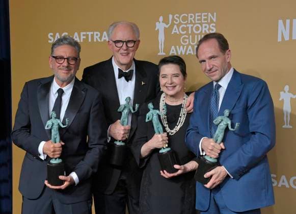Bilder des Jahres 2025, Entertainment 02 Februar Entertainment Themen der Woche KW08 Entertainment Bilder des Tages (L-R) Sergio Castellitto, John Lithgow, Isabella Rossellini, and Ralph Fiennes, winners of the Outstanding Performance by a Cast in a Motion Picture award for Conclave, appear backstage during the 31st annual SAG Awards held at the Shrine Auditorium in Los Angeles on Sunday, February 23, 2025.  LAP20250223610 JIMxRUYMEN