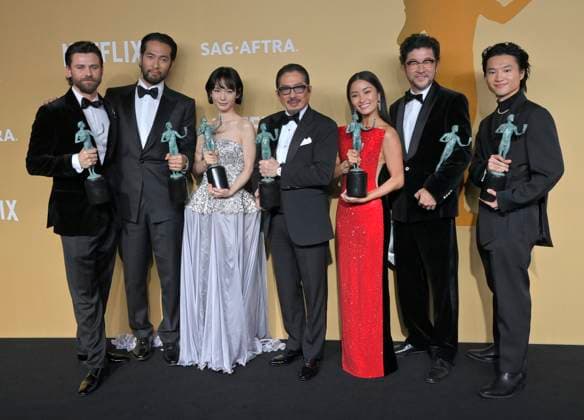 Entertainment Themen der Woche KW08 Entertainment Bilder des Tages (L-R) Tommy Bastow, Shinnosuke Abe, Moeka Hoshi, Hiroyuki Sanada, Anna Sawai, Tadanobu Asano and Hiroto Kanai, winners of Outstanding Performance by an Ensemble in a Drama Series for Sh?gun, appear backstage during the 31st annual SAG Awards held at the Shrine Auditorium in Los Angeles on Sunday, February 23, 2025.  LAP20250223651 JIMxRUYMEN