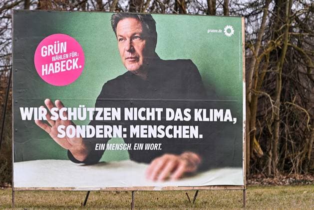 GER, Bundestagswahl 2025, Wahlplakate Memmingen 23.02.2025, Schumacherring, Memmingen, GER, Bundestagswahl 2025, Wahlplakate Memmingen, der Wahlkreis 255 wurde zur Bundestagswahl 2025 neu gebildet. im Bild ein Wahlplakat der Grünen mit Robert Habeck, Slogan Wir schützen nicht das Klima, sondern Menschen *** GER, Bundestagwahl 2025, Wahlplakate Memmingen 23 02 2025, Schumacherring, Memmingen, GER, Bundestagwahl 2025, Wahlplakate Memmingen, the constituency 255 was newly formed for the Bundestag election 2025 in the picture an election poster of the Greens with Robert Habeck, slogan We do not protect the climate, but people nordphoto GmbHxHafner nph00200