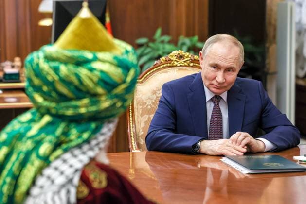 Bilder des Jahres 2025, News 02 Februar News Themen der Woche KW09 Bilder des Jahres 2025, News 02 Februar News Bilder des Tages RUSSIA, MOSCOW - FEBRUARY 24, 2025: Russia s President Vladimir Putin (R) and Talgat Tajuddin, Grand Mufti of Russia, Chairman of the Russian Central Religious Board of Muslims, hold a meeting at the Moscow Kremlin. Mikhail Metzel Russian Presidential Press and Information Office TASS  78611876