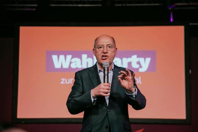 Bilder des Jahres 2025, News 02 Februar Bundestagswahl-election-Wahlparty Die Linke Die Linke leading member Gregor Gysi addresses supporters at the party™s election evening gathering after the initial results of the snap federal parliamentary elections on February 23, 2025, in Berlin, Germany. According to the preliminary results, Die Linke has received 8.7% of the vote. The elections were held following the collapse of the three-party coalition government last November. Gregor Gysi, also known as Mission Silberlocke, speaks on stage at Die Linke™s election event in the Glashaus. The early election for the 21st German Bundestag took place on Sunday. Copyright: xHamixRoshanx
