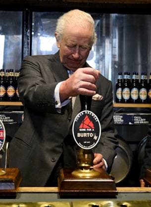 Entertainment Themen der Woche KW09 Entertainment Bilder des Tages . 24 02 2025. Burton Upon Trent, United Kingdom. King Charles III pulls a pint of beer during a visit to the Tower Brewery in Burton-Upon-Trent, United Kingdom.  xPoolx xi-Imagesx IIM-25757-0002