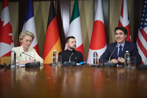 Bilder des Jahres 2025, News 02 Februar News Bilder des Tages February 24, 2025, Kiev, Kyiv Oblast, Ukraine: Left to right: European Commission President Ursula von der Leyen, Ukrainian President Volodymyr Zelenskyy, and Canadian Prime Minister Justin Trudeau, take part in a hybrid G7 leaders meeting on the 3rd anniversary of the Russian invasion, February 24, 2025 in Kiev, Ukraine. Kiev Ukraine - ZUMAp138 20250224_zaa_p138_022 Copyright: xPoolx UkrainianxPresidentiax