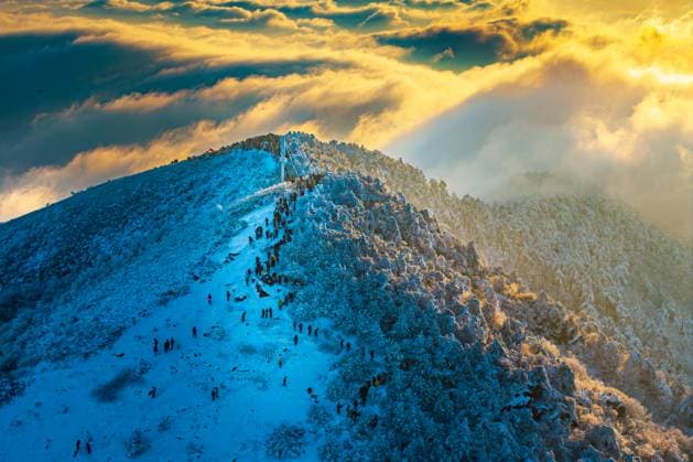 Bilder des Jahres 2025, News 02 Februar HANGZHOU, CHINA - FEBRUARY 24: Cloud envelops snow-blanketed Taizijian Mountain at sunrise on February 24, 2025 in Hangzhou, Zhejiang Province of China.  Copyright: xVCGx 111550685168