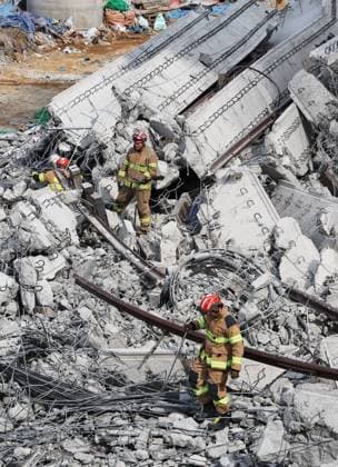 Bilder des Jahres 2025, News 02 Februar News Bilder des Tages Bridge collapse at highway construction site Bridge collapse at highway construction site Firefighters examine the rubble of a bridge being built on the Seoul-Sejong expressway in Anseong, south of Seoul, after it collapsed earlier in the day, leaving four workers dead and six others injured. (Yonhap) 2025-02-25 15:52:03 < 1980-2025 YONHAPNEWS AGENCY. .> ¾È¼º½Ã °æ±âµµ EDITORIAL USE ONLY  Copyright: xx PYH2025022516040031500 YonhapxNewsx yonphotos238421