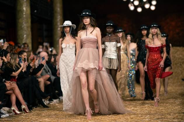 Aadnevik - Runway - LFW February 2024 LONDON, ENGLAND - 18 FEBRUARY: A model catwalks at the Aadnevik show during London Fashion Week February 2024 at on the 18 February, 2024 in London, England., Credit:Lounis Tiar Avalon United Kingdom, London  Copyright: xLounisxTiarx xAvalonx 0968549857