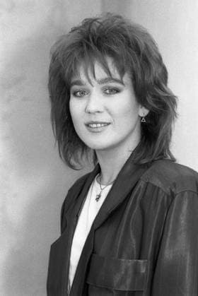 Juliane Werding (Sängerin) 05 86 scha Juliane Werding am Rande eines Auftritts im WWF-Club (WDR) am 29. Mai 1986 TV Fernsehen Show Fernsehshow Deutschland deutsch deutsche Frau Gesang Schlager Pop Musik Popmusik german female singer hoch halb Porträt lächelnd sw *** Juliane Werding singer 05 86 scha Juliane Werding at the edge of a performance in the WWF Club WDR on May 29, 1986 TV television show television show Germany German German woman singing pop music pop music German female singer high half portrait smiling sw