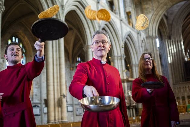 Bilder des Jahres 2025, News 02 Februar Ripon Pancake Test North Yorkshire Wearing red cassocks, Clergy and staff at Ripon Cathedral do a dry run in preparation for their upcoming pancake race. The race takes place on the city s Kirkgate on March 4th, to the delight of visitors and local schoolchildren. 24 02 2025  Copyright: xJamesxGlossopx NINTCHDBPICT000974768702