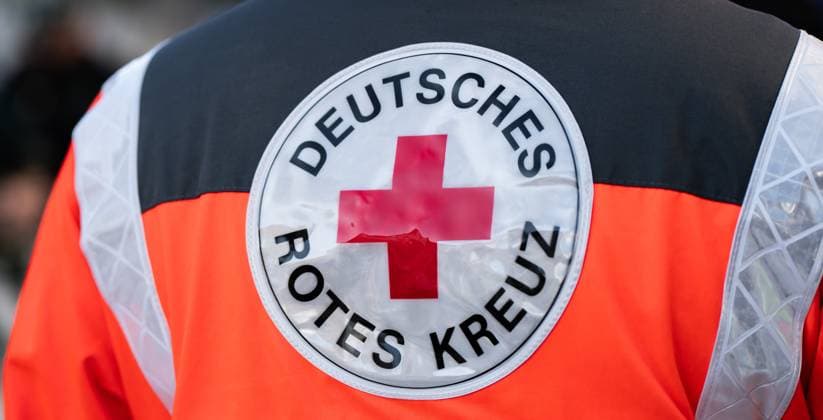 Ein Sanitäter Trägt eine Jacke mit dem Logo und dem Schriftzug Deutsches Rotes Kreuz. Vöhringen Baden-Württemberg Deutschland *** A paramedic wears a jacket with the logo and the lettering German Red Cross Vöhringen Baden Württemberg Germany