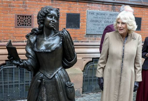 Entertainment Themen der Woche KW09 Bilder des Jahres 2025, Entertainment 02 Februar Entertainment Bilder des Tages The Queen Visits The Beaney House Of Art & Knowledge In Canterbury CANTERBURY, ENGLAND - FEBRUARY 25: Queen Camilla (R) smiles after she unveils a life-size bronze statue of Aphra Behn during a visit to The Beaney House of Art & Knowledge on February 25, 2025 in Canterbury, England. Aphra Behn was considered to be the first professional female writer in the English language and one of the most popular playwrights of the 17th century. NO UK USE FOR 48 HOURS, Credit:Avalon.red Avalon United Kingdom, England, Canterbury, The Beaney House of Art & Knowle  Copyright: xAvalon.redx xAvalonx 0968719345