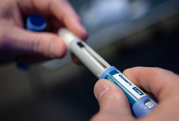 A package of Ozempic injection solution and injection pen with four needles photographed in Malmö, Sweden, February 2025. Ozempic is manufactured by the Danish company Novo Nordisk and contains Semaglutide, which provides significant weight loss. MALMÖ SWEDEN x50090x *** A package of Ozempic injection solution and injection pen with four needles photographed in Malmö, Sweden, February 2025 Ozempic is manufactured by the Danish company Novo Nordisk and contains Semaglutide, which provides significant weight loss MALMÖ SWEDEN x50090x  Copyright: xJohanxNilssonx xTTx OZEMPIC INJECTION PEN 3paQGDU8tJ8