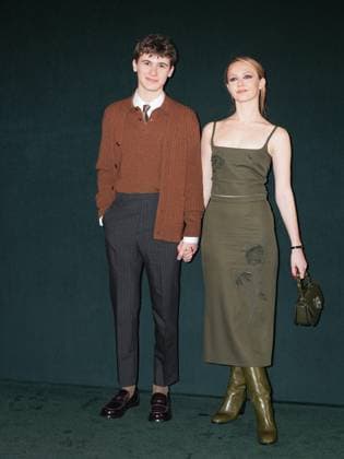 Milan, Italy: Milan, Milan Women s Fashion Week: Fall Winter 2025 - Gucci Fashion Show - Guests - In the photo: Samuel John, Iris Apatow Milan Italy  - ZUMAp169 20250225_zea_p169_344 Copyright: xRiccardoxGiordanox