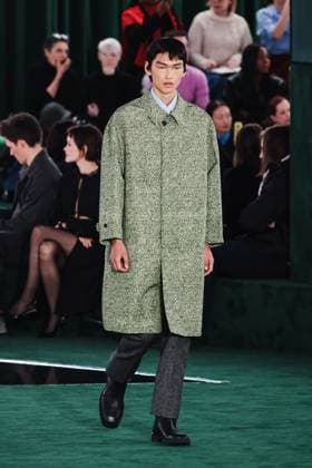 Milan, Italy: Milan, Milan Women s Fashion Week: Fall Winter 2025 - Women s Fashion, Fall Winter 2025 - Gucci Fashion Show - Catwalk. In the photo: Model- Women s Fashion, Fall Winter 2025 - Gucci Fashion Show - Catwalk. In the photo: Model Milan Italy  - ZUMAp169 20250225_zea_p169_415 Copyright: xAlessandroxBremecx