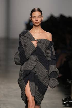 Milan, Italy: Milan, Milan Women s Fashion Week: Fall Winter 2025 26 - Women s Fashion, Fall Winter 2025 26 - Iceberg fashion show - catwalk in the photo: Model Milan Italy  - ZUMAp169 20250225_zea_p169_569 Copyright: xRiccardoxGIordanox