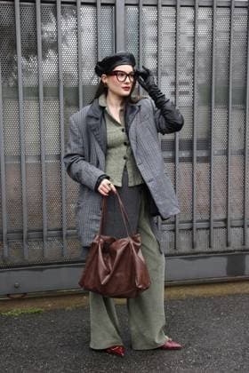 February 25, 2025, Milan, Lombardia, Italy: Milan Womens Fashion Week is taking place from February 25 to March 2, 2025. Fashionistas pose for photographers before the Gucci FW 2025-2026 fashion show. Milan Italy - ZUMAt227 20250225_zip_t227_004 Copyright: xMarinaxTakimotox