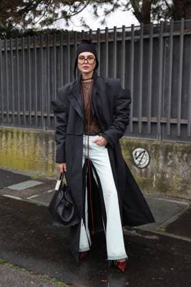 February 25, 2025, Milan, Lombardia, Italy: Milan Womens Fashion Week is taking place from February 25 to March 2, 2025. Fashionistas pose for photographers before the Gucci FW 2025-2026 fashion show. Milan Italy - ZUMAt227 20250225_zip_t227_005 Copyright: xMarinaxTakimotox
