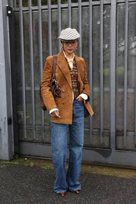 February 25, 2025, Milan, Lombardia, Italy: Milan Womens Fashion Week is taking place from February 25 to March 2, 2025. Fashionistas pose for photographers before the Gucci FW 2025-2026 fashion show. Milan Italy - ZUMAt227 20250225_zip_t227_008 Copyright: xMarinaxTakimotox